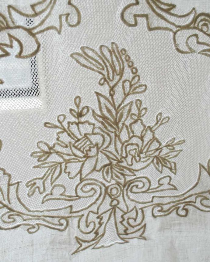 フランスから届いたウィンドウカーテン、刺繍が華やかなリネンのカフェカーテン
