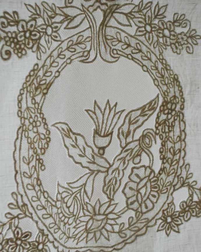 ファブリック（布）雑貨　インテリア雑貨　フランスから届いたリネンのカフェカーテン、Coquecigruesの華やかなウィンドウカーテン。フランスらしいカフェカーテン女性らしい優雅なデザインのフランス生まれのカフェカーテン。(cf-1067)