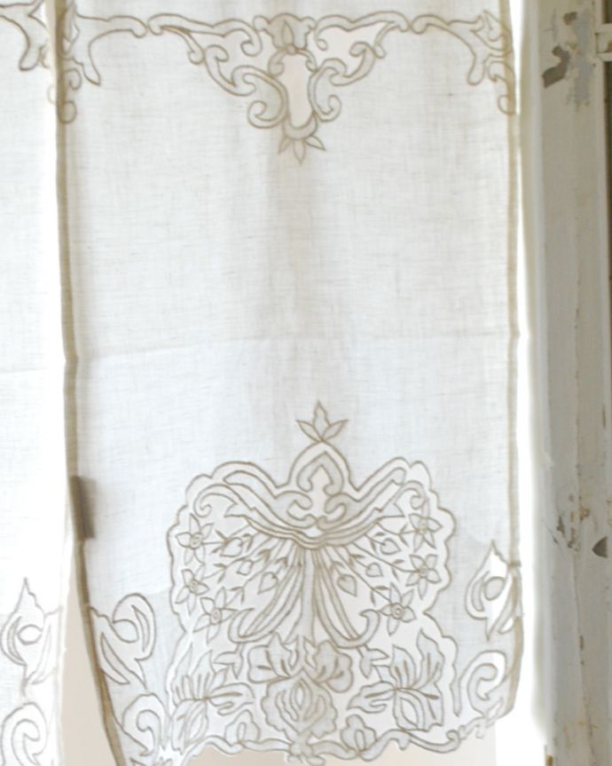 ファブリック（布）雑貨　インテリア雑貨　フランスらしい優雅な雰囲気のキッチンカーテン（Libellule)。フランスらしい刺繍。(cf-1069)