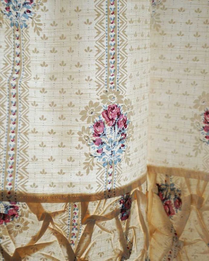 ファブリック（布）雑貨　インテリア雑貨　フランスらしいお花のデザイン、コクシグルのカーテン（Flounce Bourgeon）。カーテンを替えるだけで、お部屋の雰囲気はグッと変わるので、簡単で劇的に模様替えしたい方には、おススメです。(cf-1072)