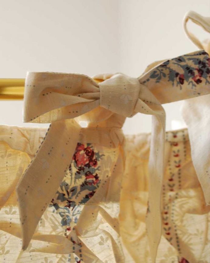 ファブリック（布）雑貨　インテリア雑貨　フランスらしいお花のデザイン、コクシグルのカーテン（Flounce Bourgeon）。リボン結びするだけで、あっという間に取り付けられます。(cf-1072)