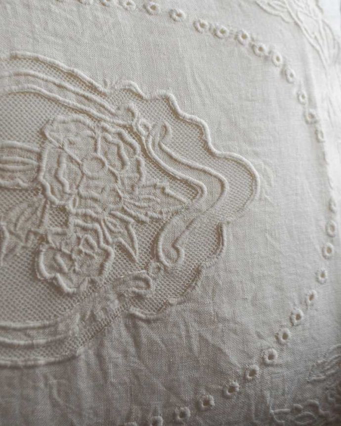 ファブリック（布）雑貨　インテリア雑貨　フランスらしいレース刺繍のクッション　レクタングル（Rectangular Cushion Stuart）。乙女心をくすぐるロマンチックな刺繍です。(cf-1079)