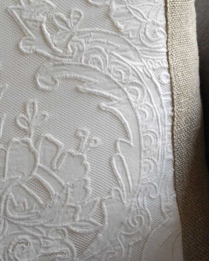 ファブリック（布）雑貨　インテリア雑貨　フランスから到着したレースとリネンのクッション（Cushion Reine）。乙女心をくすぐるロマンチックな刺繍です。(cf-1105)