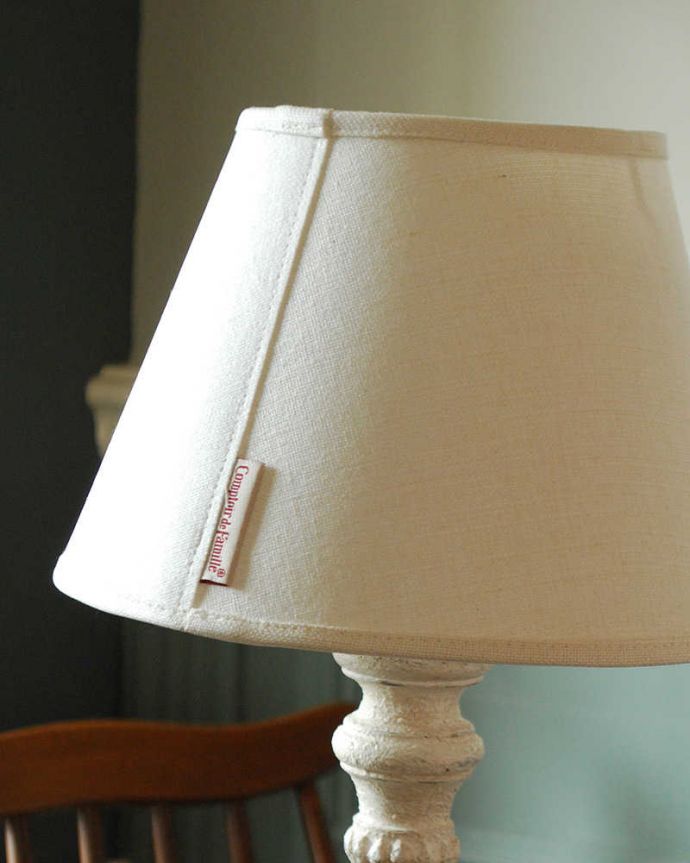 スタンドライト　照明・ライティング　ベージュのシェード×シックなスタンドを合わせたテーブルランプ（Wooden Lamp Melusine Small Size）。ぬくもりある雰囲気の布シェード。(cf-1108)