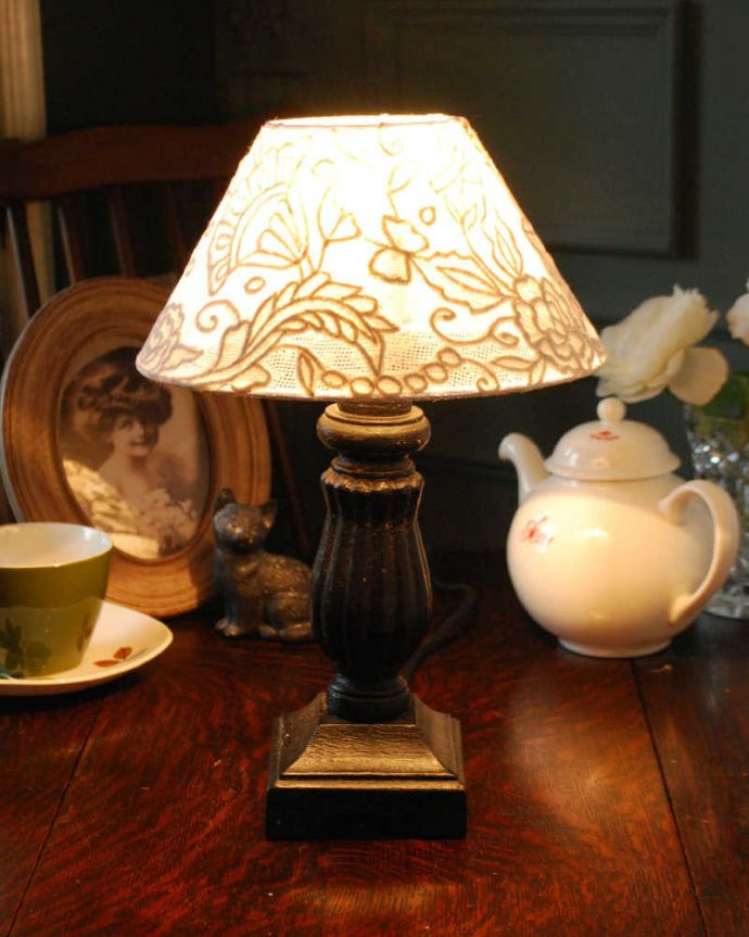 スタンドライト　照明・ライティング　フランスから届いたテーブルランプ、アンティーク風のおしゃれな照明(E17丸球付)。フランス生まれのテーブルランプフランスの雑貨メーカー、Coquecigruesが作り出す女性らしい優雅な装飾のテーブルランプ。(cf-1109)