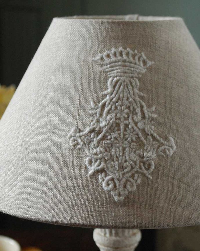 スタンドライト　照明・ライティング　シェードの刺繍が可愛い、ホワイトスタンドのフランスのテーブルランプ(E17丸球付)。ぬくもりある雰囲気の布シェード。(cf-1113)