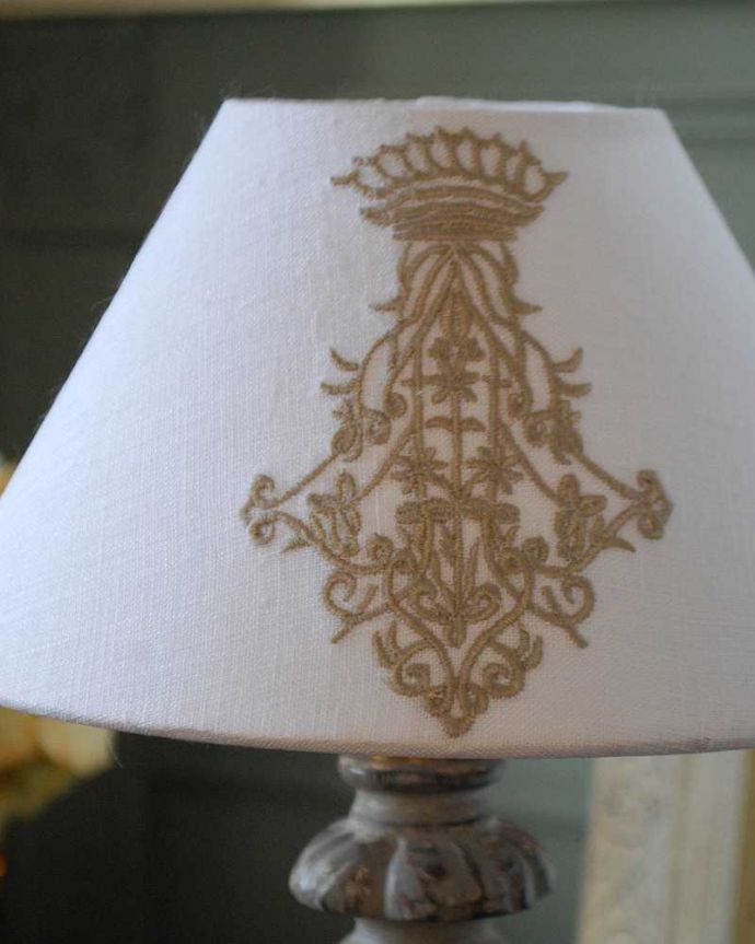 スタンドライト　照明・ライティング　シェードの刺繍が可愛い、グレースタンドのフランスのテーブルランプ(E17丸球付)。ぬくもりある雰囲気の布シェード。(cf-1118)