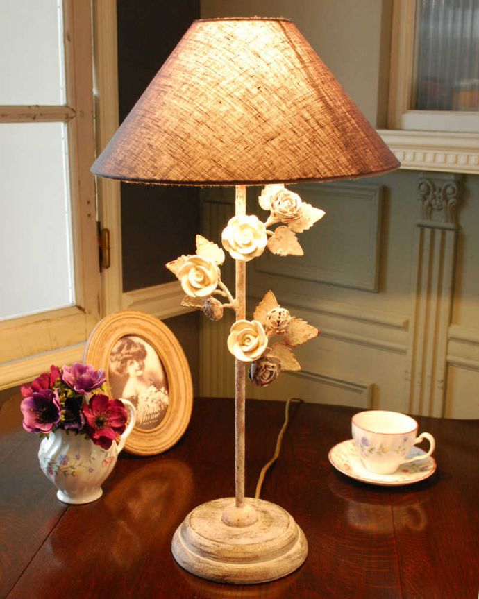 スタンドライト　照明・ライティング　薔薇が美しいフランスのテーブルランプ(E17シャンデリア球付) 。。(cf-1125)