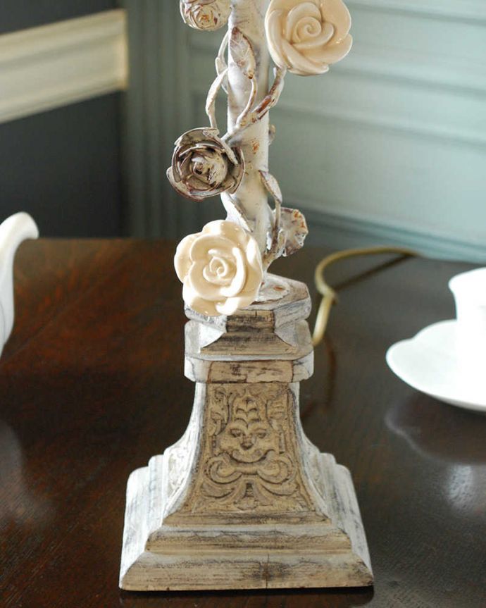 スタンドライト　照明・ライティング　フレンチシャビー×薔薇がエレガントなフランスのテーブルランプ(E17球付)（lamp champetre）。女性らしい美しい彫りのスタンド部分。(cf-1126)