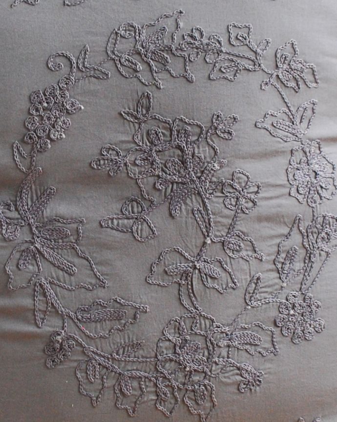 ファブリック（布）雑貨　インテリア雑貨　フランスらしい優雅なレースのクッション（コクシグル）。フランスらしい華やかな刺繍女性心をくすぐる優雅なデザインの刺繍は、さすがフランスらしいデザイン。(cf-1145)