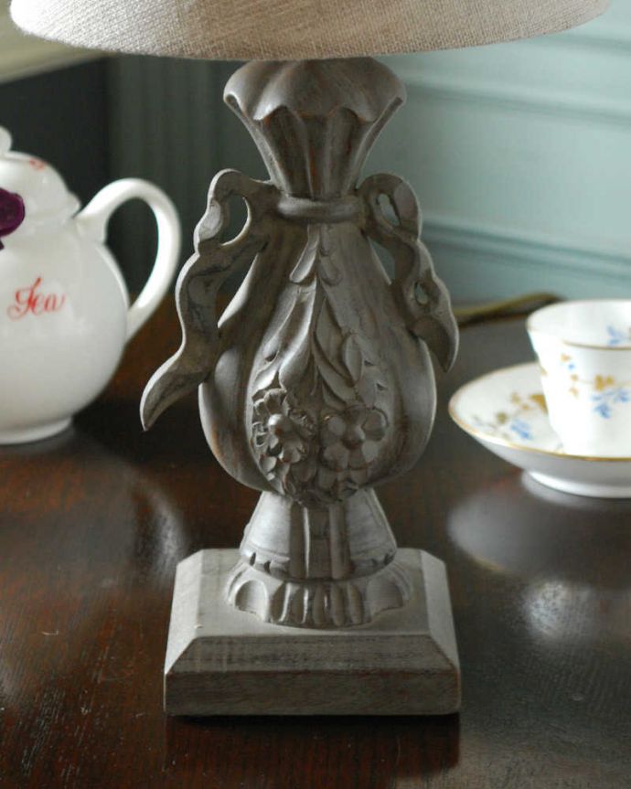 スタンドライト　照明・ライティング　彫がキレイなスタンドを合わせたフランスのテーブルランプ(E17シャンデリア球付)。女性らしい美しい彫りのスタンド部分。(cf-1199)
