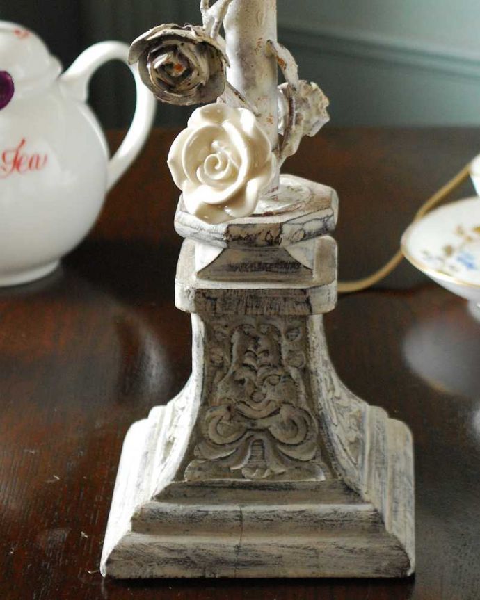 スタンドライト　照明・ライティング　フレンチシャビー×薔薇がエレガントなフランスのテーブルランプ(E17球付)。女性らしい美しい彫りのスタンド部分。(cf-1201)