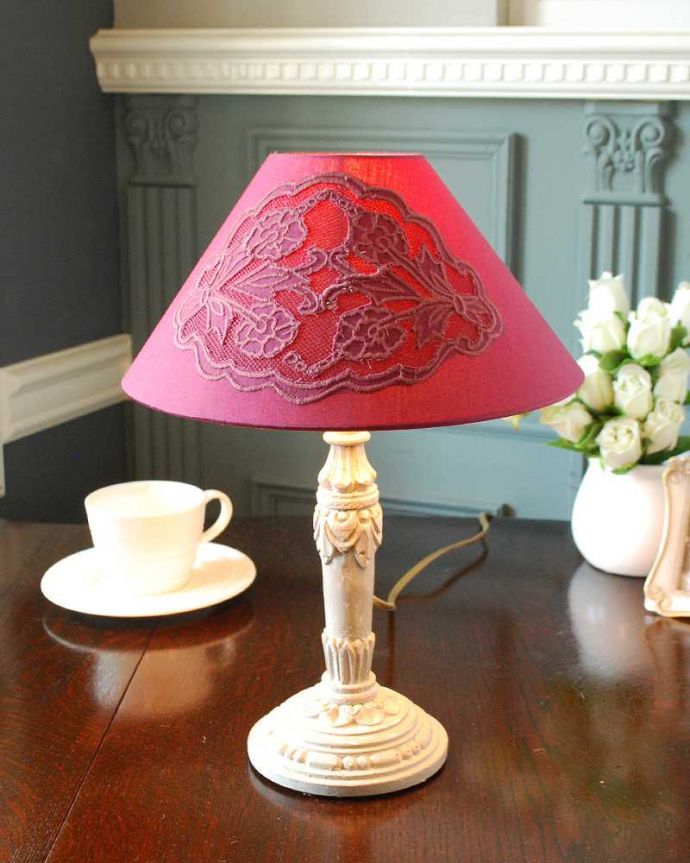 スタンドライト　照明・ライティング　お花の刺繍が華やかな赤いシェード付きのテーブルランプ(E17丸球付)。。(cf-1210)