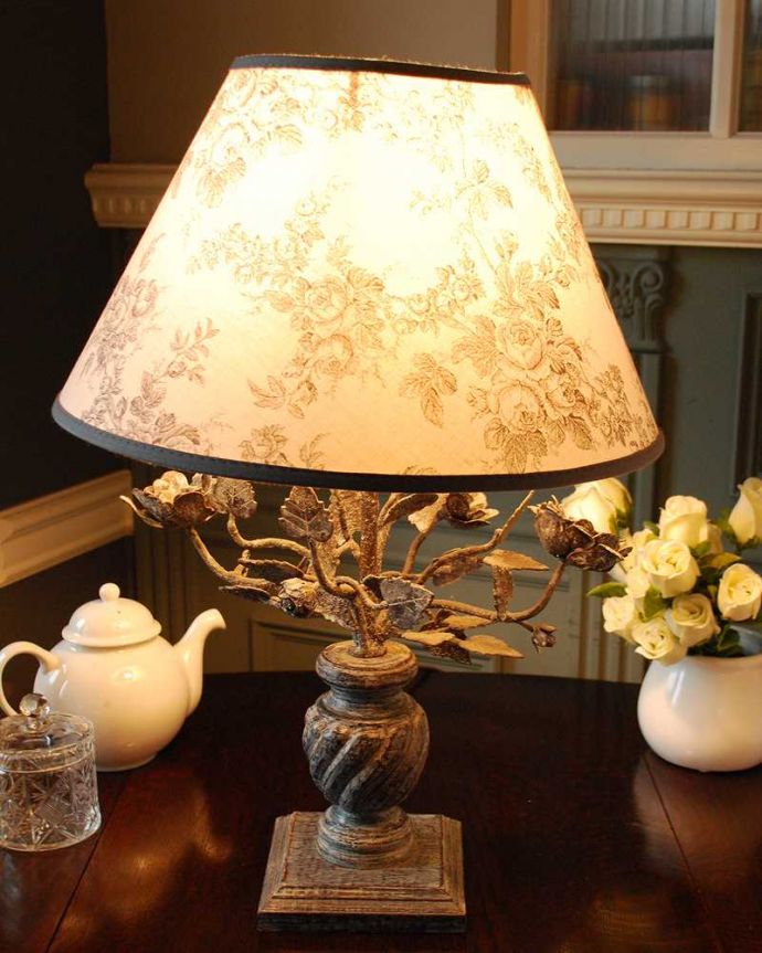 スタンドライト　照明・ライティング　お部屋を華やかに彩るお花のスタンド、フランスのテーブルランプ(E26球付)。。(cf-1214)