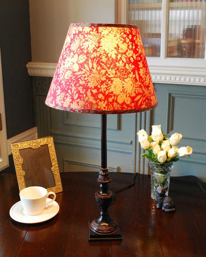 テーブルランプ（低い）　照明・ライティング　お花模様の赤いシェードが華やかなフランスから届いたテーブルランプ(E26球付) 。。(cf-1217)