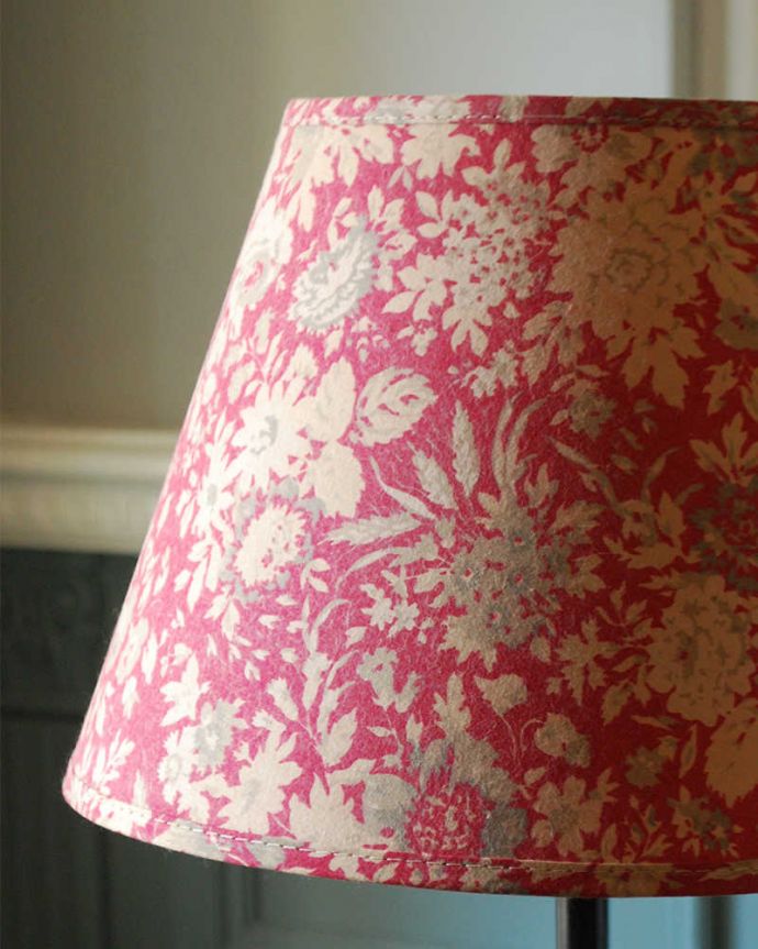 テーブルランプ（低い）　照明・ライティング　お花模様の赤いシェードが華やかなフランスから届いたテーブルランプ(E26球付) 。。(cf-1217)