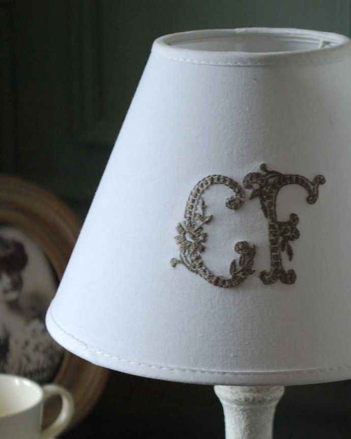 スタンドライト　照明・ライティング　モノグラムの刺繍が可愛いフランスから届いたテーブルランプ(E17シャンデリア球付)。。(cf-1228)