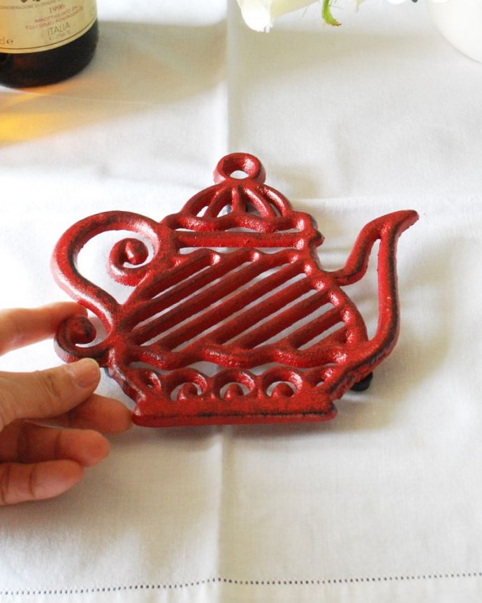 フランス雑貨、コントワール・ドゥ・ファミーユのティーポットの形が可愛い真っ赤なトリベット(cf-1293)｜インテリア雑貨