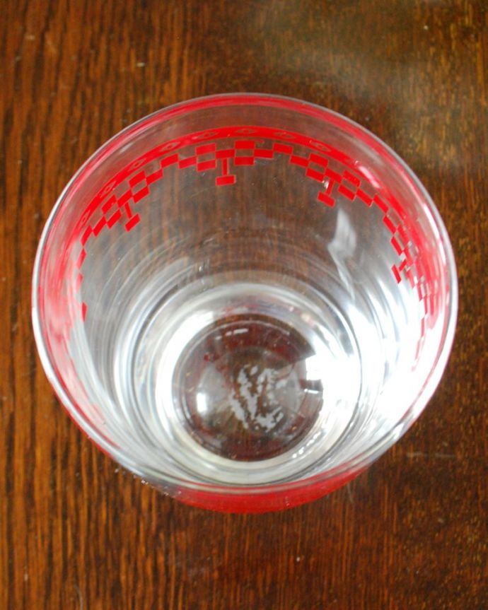 フランス雑貨　コントワール・ドゥ・ファミーユ　グラス　WATER TUMBLER DAMIER RED 28CL GLASS　上から見るとこんな感じです。(cf-1302)