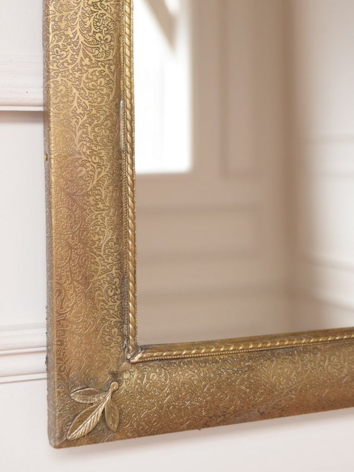 フランスの真鍮製のアンティーク調ウォールミラー、コントワール・ドゥ・ファミーユの鏡
