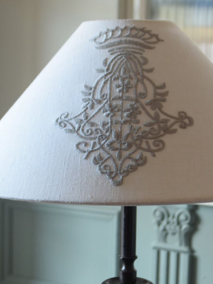 フランスの照明、コントワール・ドゥ・ファミーユのお洒落な布シェード付きのテーブルランプ(E26球付)