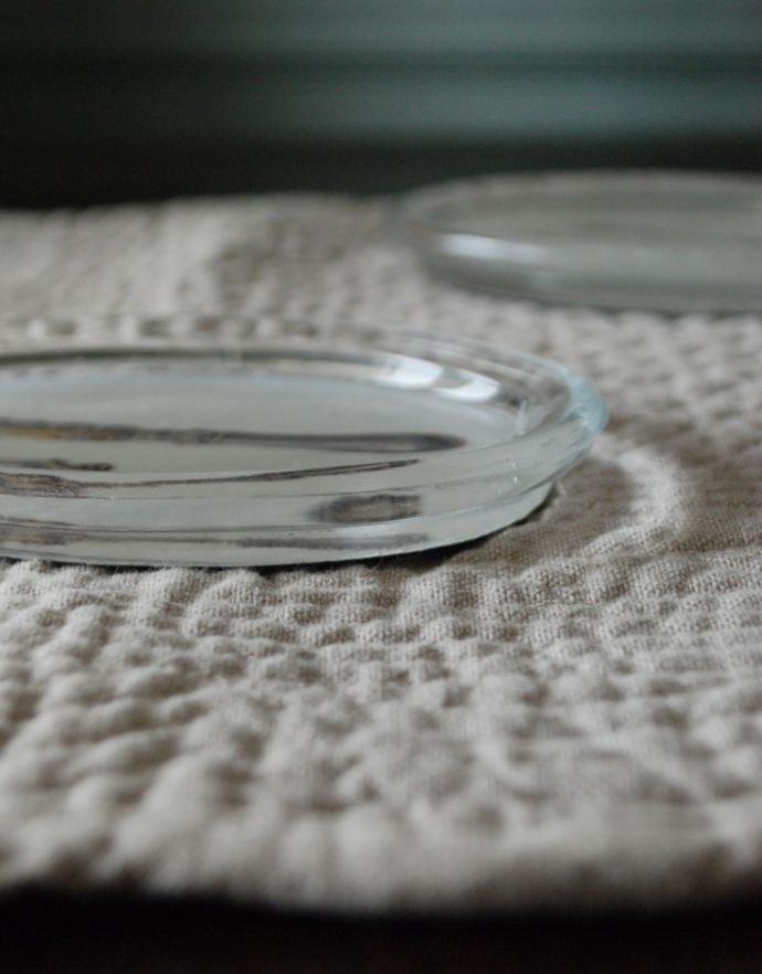 コントワールドファミーユ　インテリア雑貨　コントワール・ド・ファミーユのガラスプレート（２枚1set）。模様が違うので、食卓に並べるととても華やかになります。(cf-467)