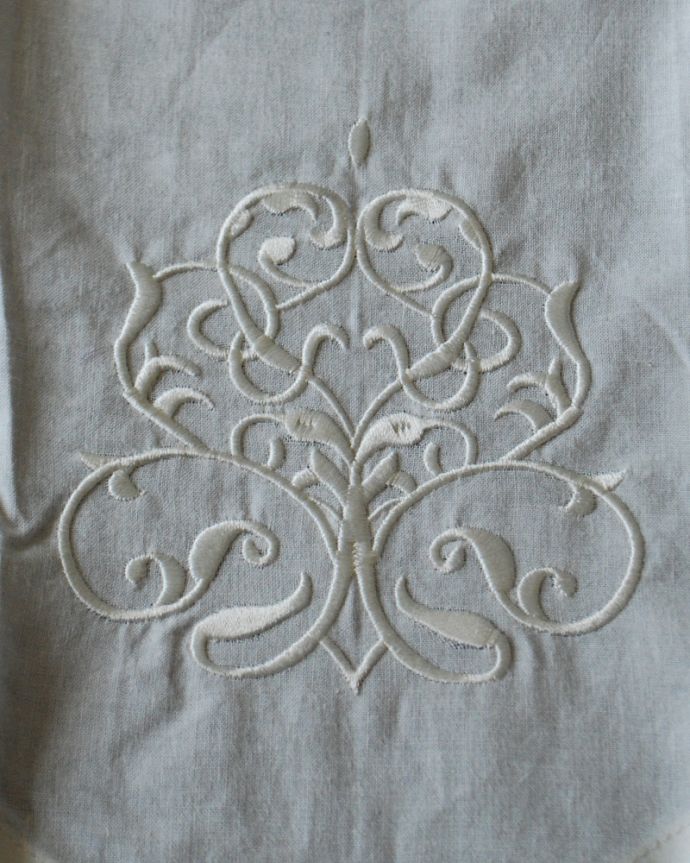 コントワールドファミーユ　インテリア雑貨　コントワール・ド・ファミーユのウィンドカーテンPM（Alize）。フランスらしい優雅なデザイン女性心をくすぐる華やかな刺繍は見ているだけでもワクワクします。(cf-615)
