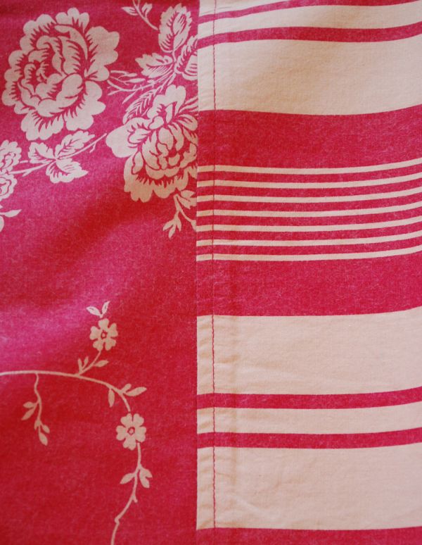 コントワールドファミーユ　インテリア雑貨　コントワール・ド・ファミーユのカーテン、バランスカーテン付き（マルゴ）。赤とベージュ、グレージュの色の組み合わせから成る生地には、ローズとノスタルジックなストライプがプリントされています。(cf-636)
