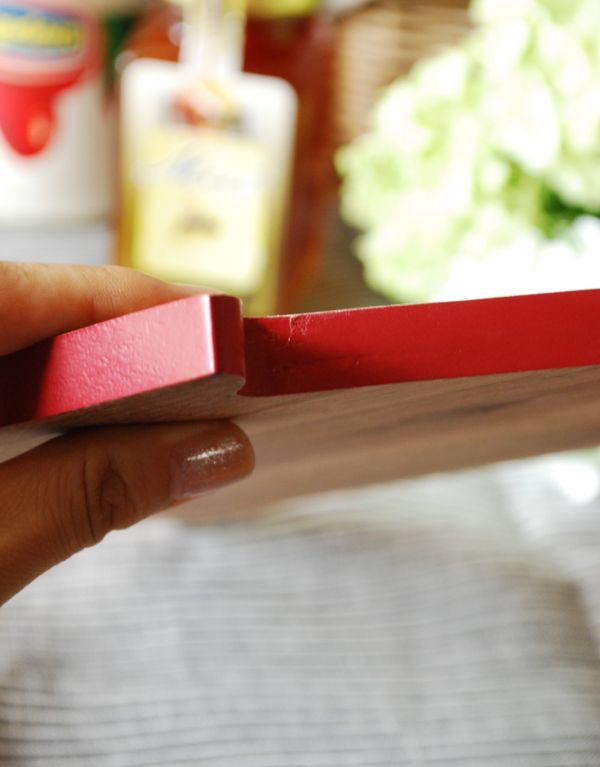 キッチン雑貨　インテリア雑貨　コントワール・ド・ファミーユのオーレ型カッティングボードセット。縁は赤色に塗られています。(cf-650)