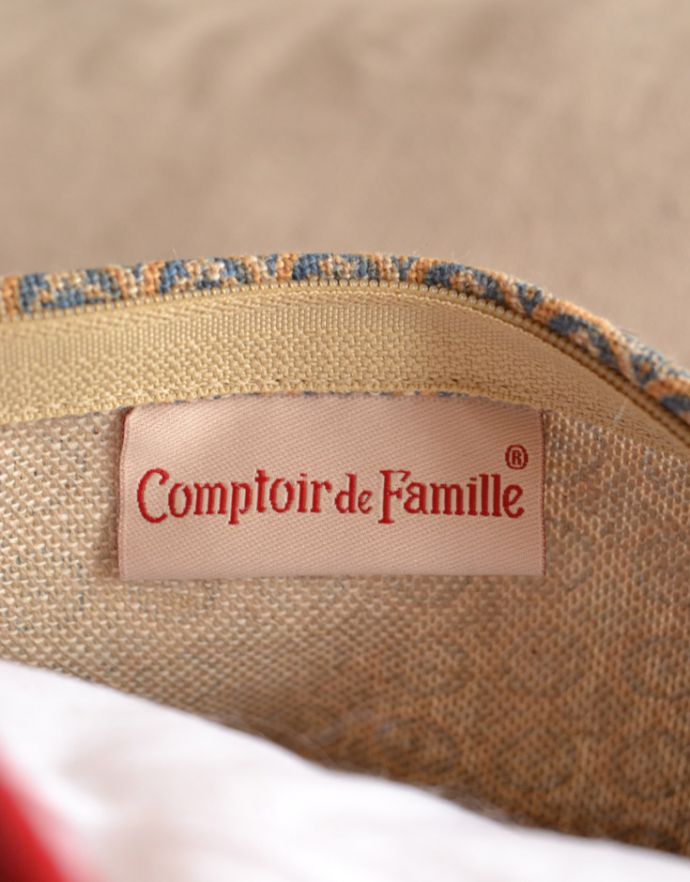 コントワールドファミーユ　インテリア雑貨　コントワール・ド・ファミーユのクッション　レクタングル （Editeur）50×70。「コントワール・ドゥ・ファミーユ」のタグが付いています。(cf-702)