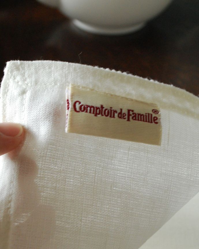 コントワールドファミーユ　インテリア雑貨　コントワール・ド・ファミーユのナプキン4枚セット（アデリー40×40/ＩＶ）。「コントワール・ド・ファミーユ」のタグが付いています。(cf-710)