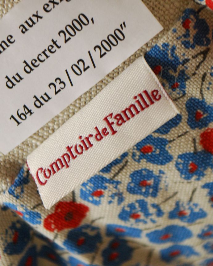 コントワールドファミーユ　インテリア雑貨　コントワール・ド・ファミーユのシートクッション60×60（ミノティエ）。「コントワール・ドゥ・ファミーユ」のタグが付いています。(cf-721)