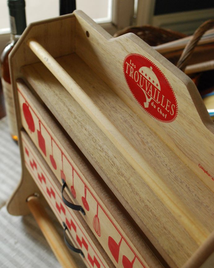 コントワールドファミーユ　インテリア雑貨　コントワール・ド・ファミーユのロールホルダー（ルージュ）。木製の作りがおしゃれです。(cf-734)