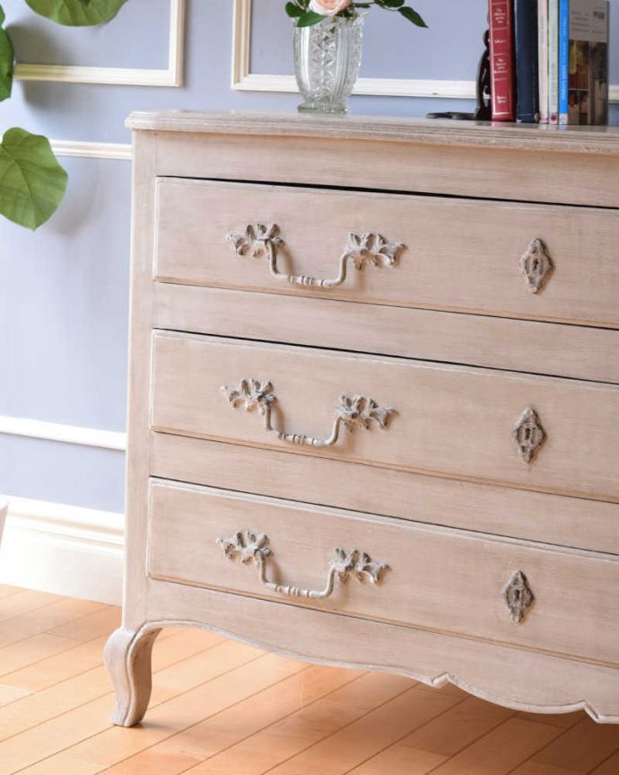 アンティーク風の家具　アンティーク風　フランスから届いたホワイトのアンティーク風チェスト（chest of drawers Avril）。見た目でも楽しめます女性らしく素敵なデザインなので、置くだけでワクワクしてしまう家具。(cff-1001)