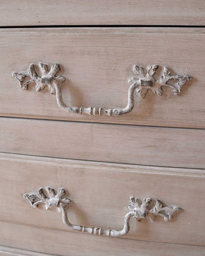 アンティーク風の家具　アンティーク風　フランスから届いたホワイトのアンティーク風チェスト（chest of drawers Avril）。開ける度にワクワク･･･取っ手にもフランスらしさが漂っています。(cff-1001)