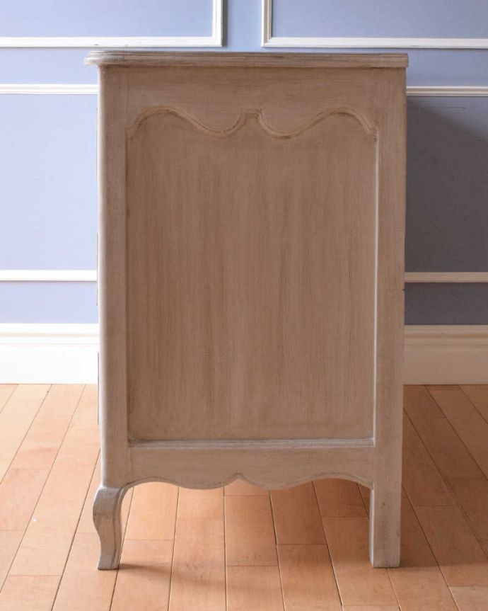 アンティーク風の家具　アンティーク風　フランスから届いたホワイトのアンティーク風チェスト（chest of drawers Avril）。横から見ても素敵なんです実は横も自慢したくなっちゃうくらい。(cff-1001)
