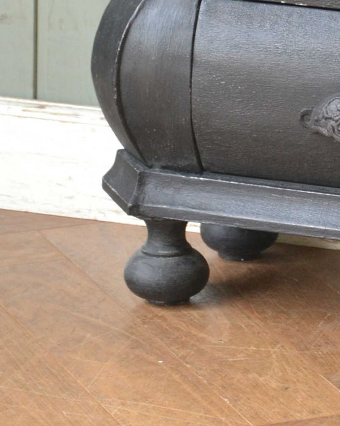 アンティーク風の家具　アンティーク風　フランスからやってきたペイントが施されたチェスト(整理タンス)。丸くて可愛い脚のデザインです。(cff-1002)
