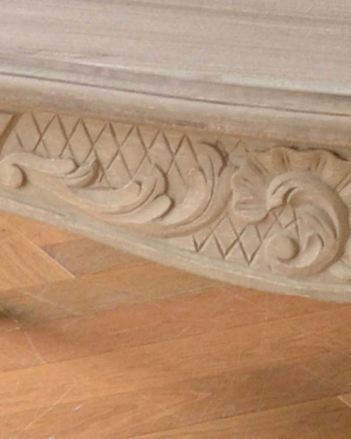 カブリオールレッグ　アンティーク風　フランスから届いたペイントのアンティーク風コーヒーテーブル（Law Table Comaine）。まるでアンティークのような装飾華やかな装飾はまるでアンティーク家具の彫りを見ているかのようなデザイン。(cff-1004)
