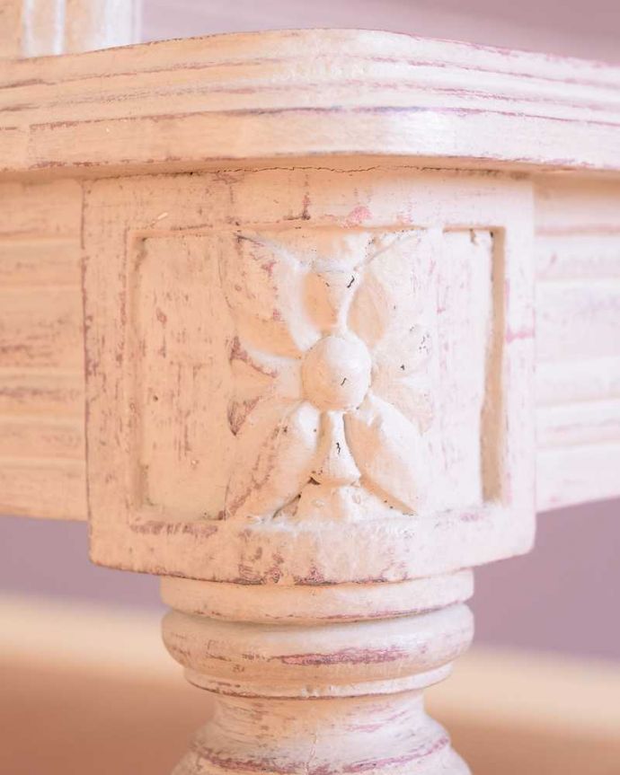 アンティーク風の椅子　アンティーク風　フレンチシャビーなペイントにお花の彫が可愛いコクシグルのアンティーク風ベンチ。フランスらしい彫りのデザイン一瞬でお姫様気分にしてくれるデザインが一番のポイント。(cff-1005)