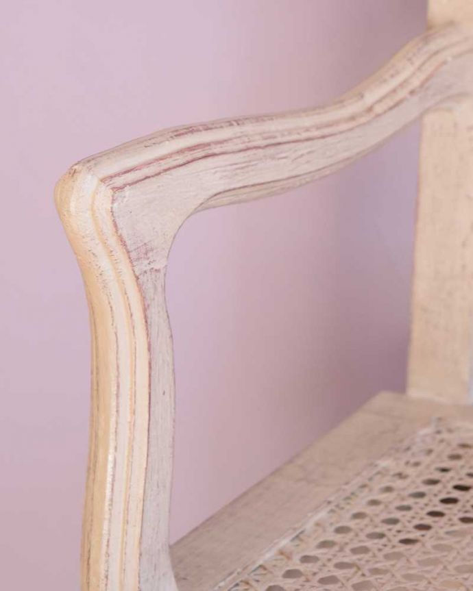 アンティーク風の椅子　アンティーク風　フレンチシャビーなペイントにお花の彫が可愛いコクシグルのアンティーク風ベンチ。デザインされたアーム部分肘を掛けれるようにデザインされたアームの形まで優雅なんです。(cff-1005)
