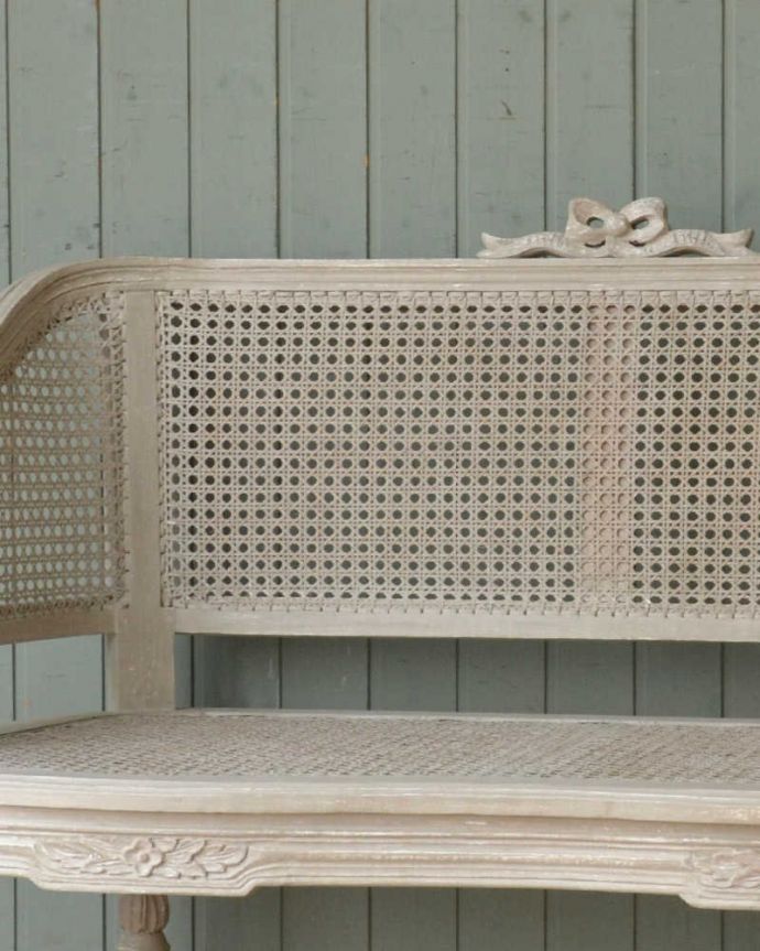 アンティーク風の椅子　アンティーク風　フランスらしい編み座のソファ（Caned Bench with Arms Causeuse）。見た目でも楽しめます女性らしく素敵なデザインのソファなので、置くだけで一瞬でフランス気分。(cff-1006)