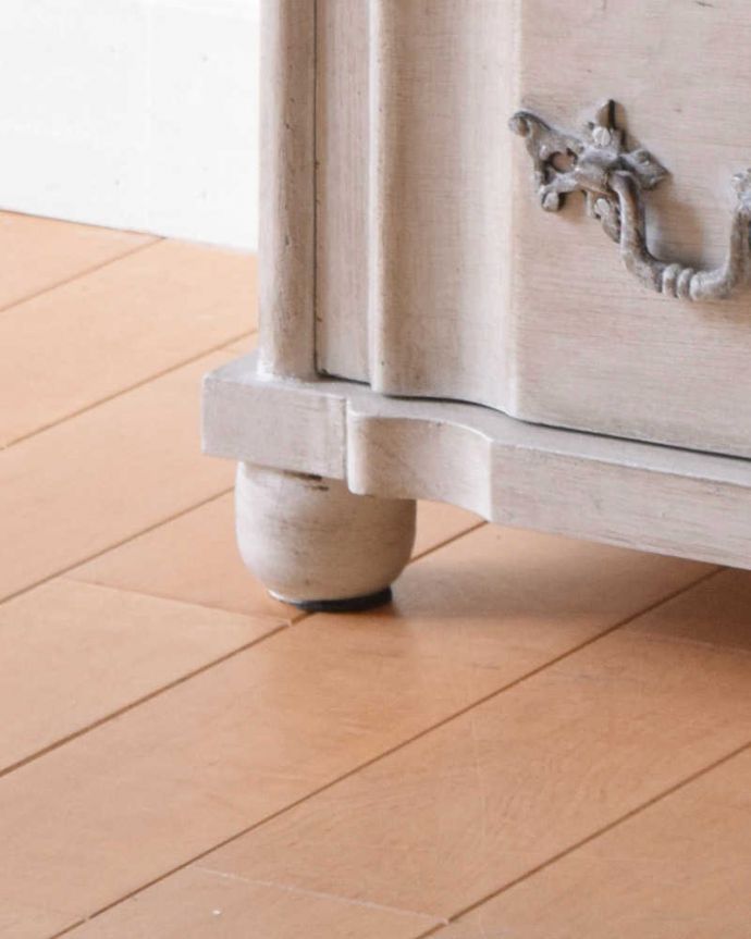 アンティーク風の家具　アンティーク風　フランス家具、コクシグルの６段チェスト（Wooden cupboard Flandres）。丸くて可愛い脚のデザインです。(cff-1008)