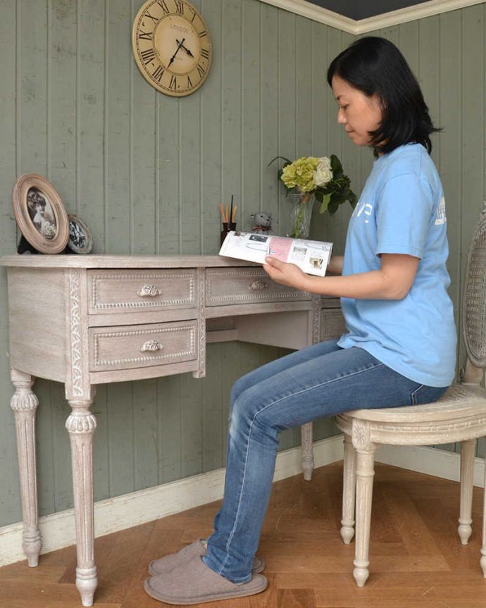 アンティーク風の家具　アンティーク風　フランスから届いたペイントのアンティーク風デスク（Dresing table Mme Bovary)。引き出しや脚までしっかり入った彫が美しい・・・優雅なフランスらしいデザインが特徴。(cff-1009)