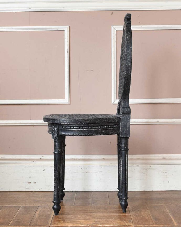 アンティーク風の椅子　アンティーク風　フランス輸入のアンティーク風椅子、ペイントの編み座チェア（Chair Minnie）。横から見ても綺麗なシルエットです。(cff-1010)