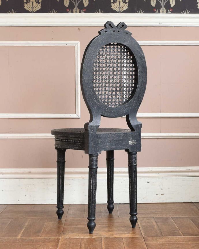 アンティーク風の椅子　アンティーク風　フランス輸入のアンティーク風椅子、ペイントの編み座チェア（Chair Minnie）。しっかり作られています。(cff-1010)