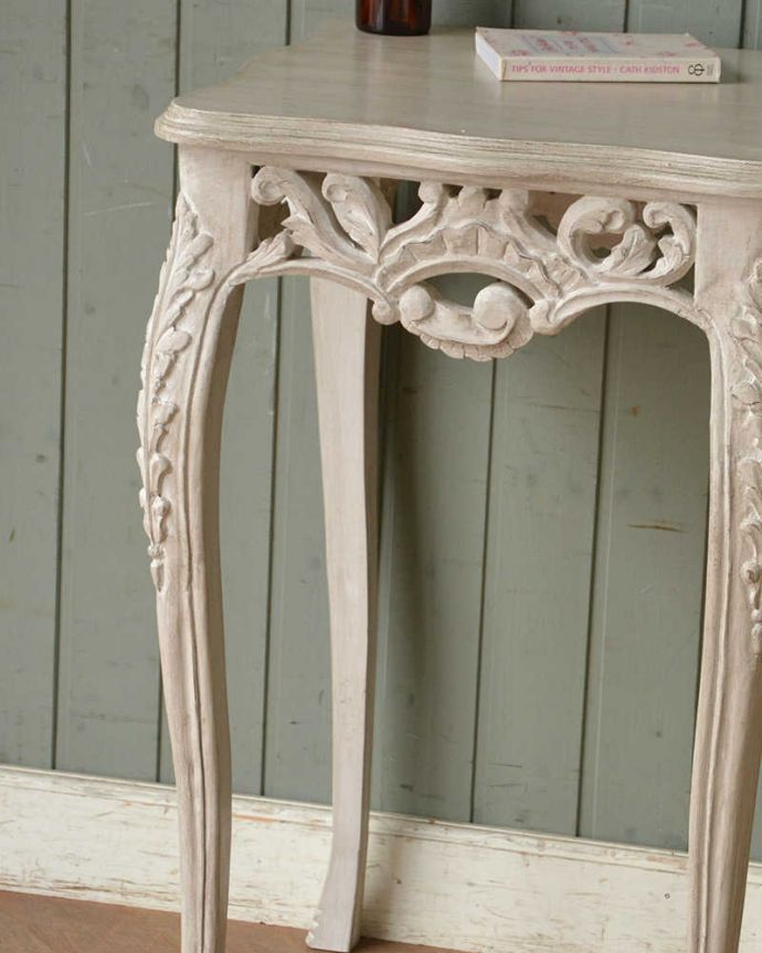 アンティーク風の家具　アンティーク風　フランスらしい彫の美しさにうっとり…ホワイトペイントのサイドテーブル（Pedestal Table Gazelle）。見た目でも楽しめます女性らしく素敵なデザインなので、置くだけでワクワクしてしまう家具。(cff-1011)