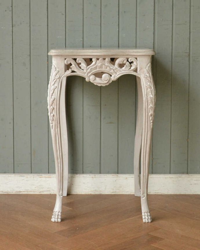 アンティーク風の家具　アンティーク風　フランスらしい彫の美しさにうっとり…ホワイトペイントのサイドテーブル（Pedestal Table Gazelle）。横から見ても素敵なんです実は横も自慢したくなっちゃうくらい。(cff-1011)