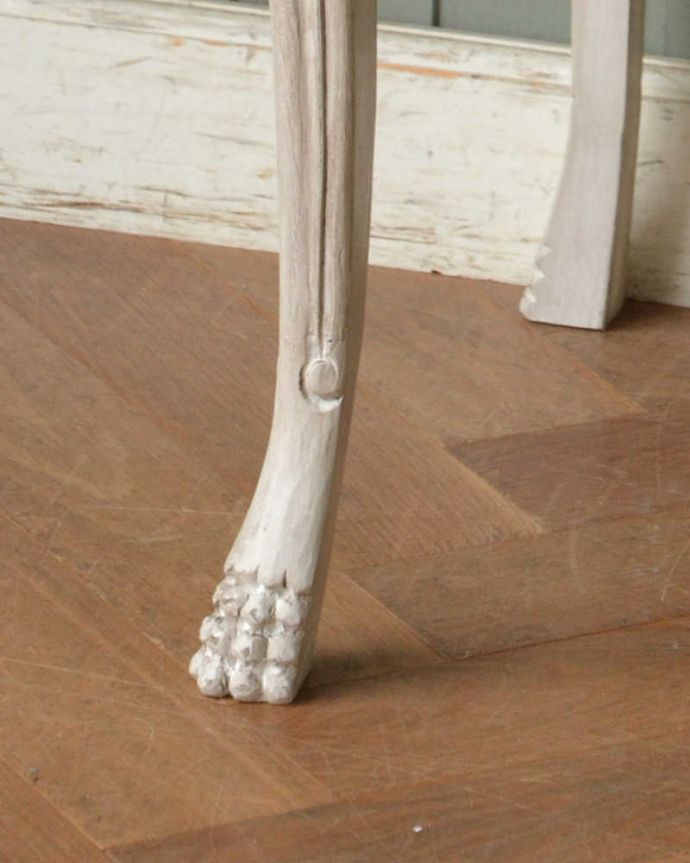 アンティーク風の家具　アンティーク風　フランスらしい彫の美しさにうっとり…ホワイトペイントのサイドテーブル（Pedestal Table Gazelle）。女性１人でラクラク運べちゃうんですHandleの家具は、脚の裏にフェルトキーパーをお付けしています。(cff-1011)
