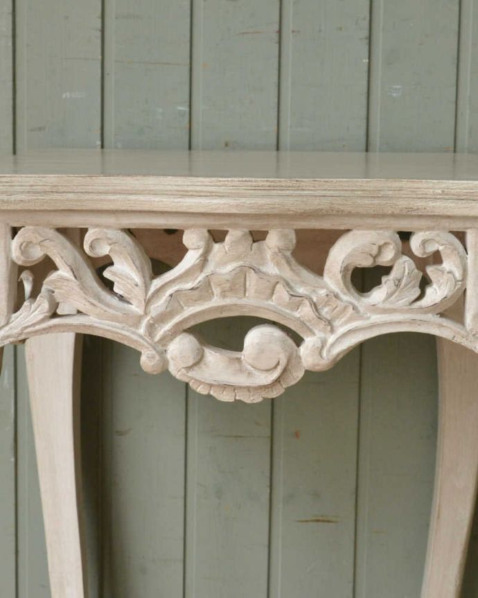 アンティーク風の家具　アンティーク風　フランスらしい彫の美しさにうっとり…ホワイトペイントのサイドテーブル（Pedestal Table Gazelle）。やっぱりココがフランスらしい美しい彫にうっとり･･･ポイントポイントの装飾がキレイです。(cff-1011)