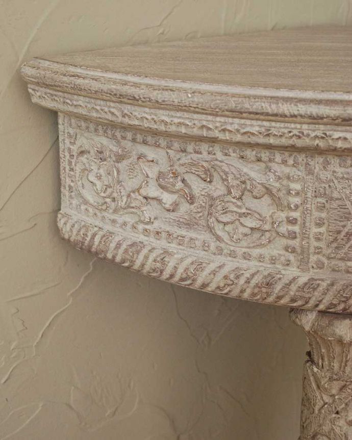 アンティーク風の家具　アンティーク風　フレンチスタイルのペイント家具、壁に付けるミニテーブル（Console Pavane）。やっぱり彫が一番！天板の縁どりや脚にも繊細な彫があります。(cff-1013)